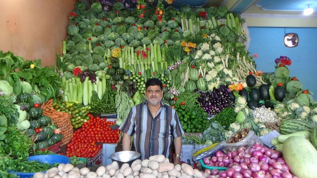 तरकारीलाई चिटिक्क पारि सजाएर राखिएको धनगढीको नगरपालिका रोड स्थित टिए भेजिटेवल सप । 