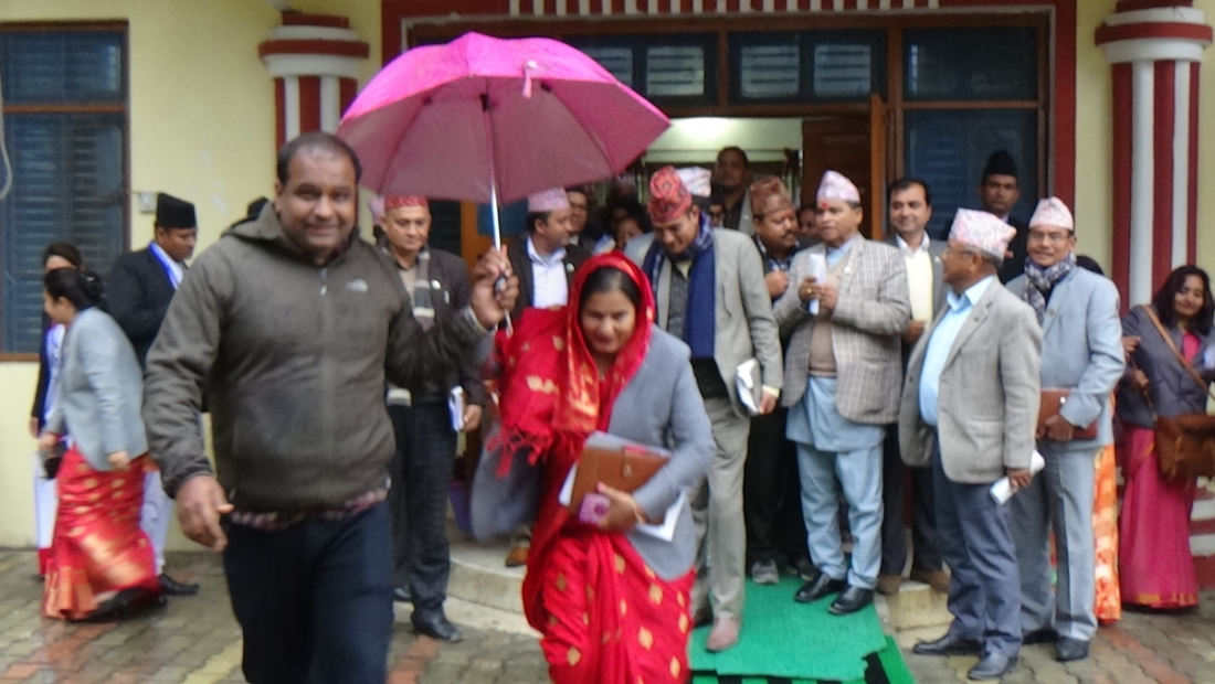 पर्यटन मन्त्री माया भट्ट छाता लिएर मन्त्रालयतीर हिडिन्, सामाजिक विकास मन्त्री कृष्णराज सुवेदी र प्रदेशसभा सदस्यहरु ओत लागे  