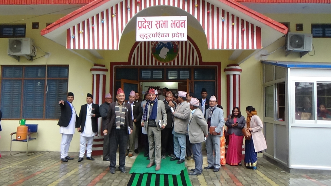 शुक्रबार बसेको प्रदेशसभा बैठक सकिने बितिकै पानी परेपछि सुदूरपश्चिम प्रदेशका मन्त्री र प्रदेशसभा सदस्यहरु प्रदेशसभा भवन अगाडी ओत लागेका हुन्। 