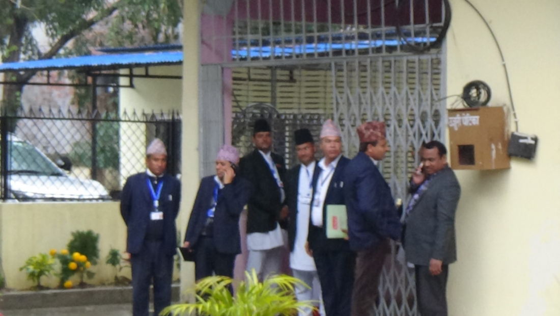  प्रदेशसभा भवन अगाडी ओत लागेका प्रदेशसभा सचिवालयका कर्मचारी 