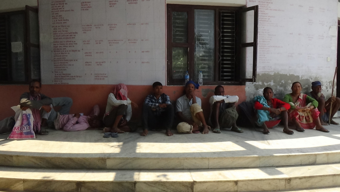 जिल्ला मालपोत कार्यालय कैलालीमा आफ्नो काम नभएपछि सेवाग्राही निराश हुदै कार्यालयमै निदाएका हुन । 