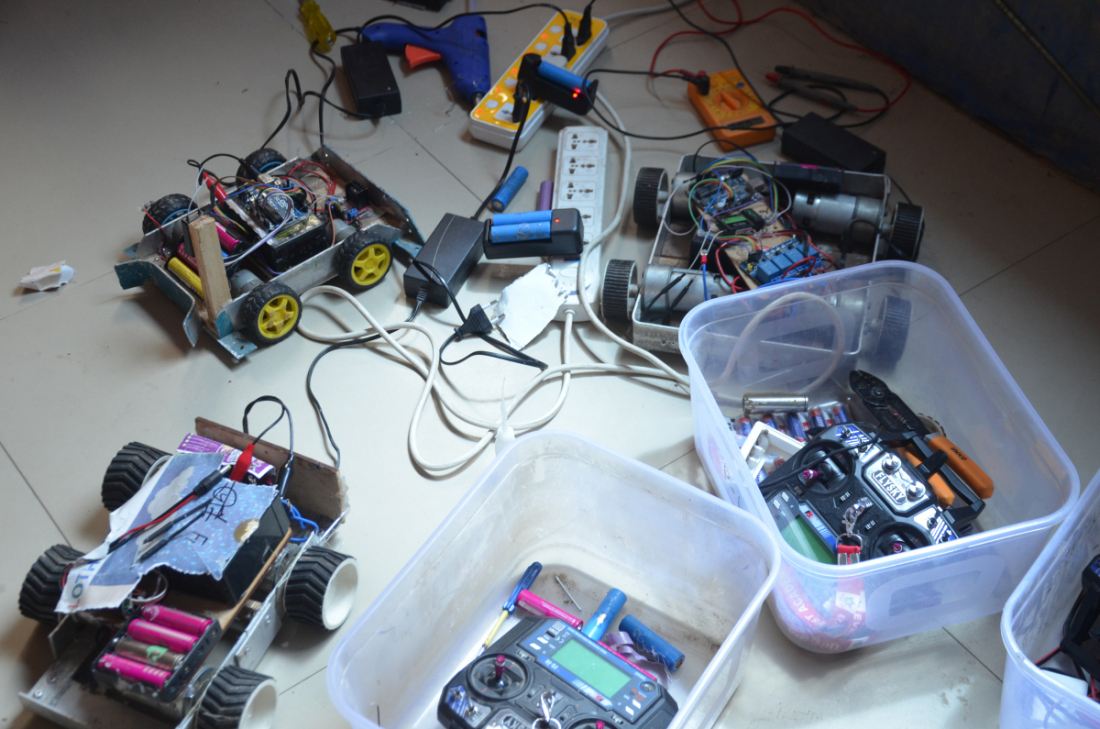   उनीहरुले कार, मोटरसाइकल, ड्रोन, रोबट लगाएतको आविष्कार गरेका छन्।