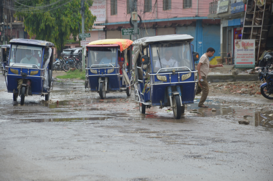 प्रदेश प्रहरी कार्यालय नजिक, धनगढी बसपार्क, पुरानो भन्सार रोड क्षेत्र तथा चौराहा क्षेत्रमा खाल्डै खाल्डा परेका हुन्।