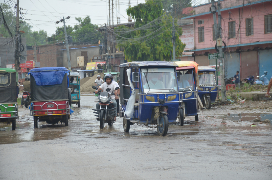 सम्झौताको अवधिमा काम पूरा नगरेको कालिका कन्स्ट्रक्सनले सडक मर्मतको कामसमेत गरेको छैन। 