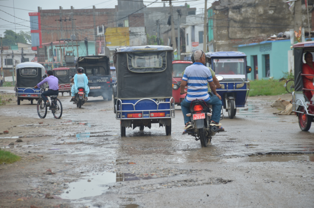प्रदेश सरकारमार्फत निर्माण थालिएको मुख्य सडकको कैलाली पुल नजिक, एलएन चोक, अस्पताल क्षेत्र, जिल्ला प्रशासन, जिल्ला हुलाक, पुरानो फूलवारी बसपार्क र हुलाकी राजमार्ग क्षेत्रको सडकमा खाल्डै खाल्डा छन्।