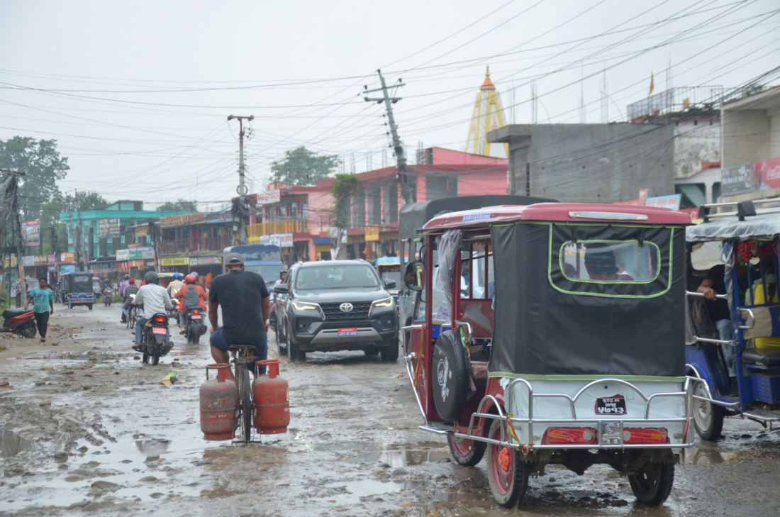 बर्खाको समय भएकाले अहिले सडकमा खाल्डै खाल्डा छन्। 