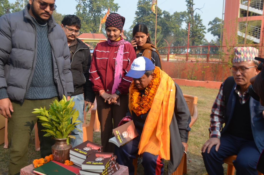बिहिवार धनगढी पुगेका पुनले शुक्रवार बिहानैबाट किताब बेच्न थालेका हुन्। 