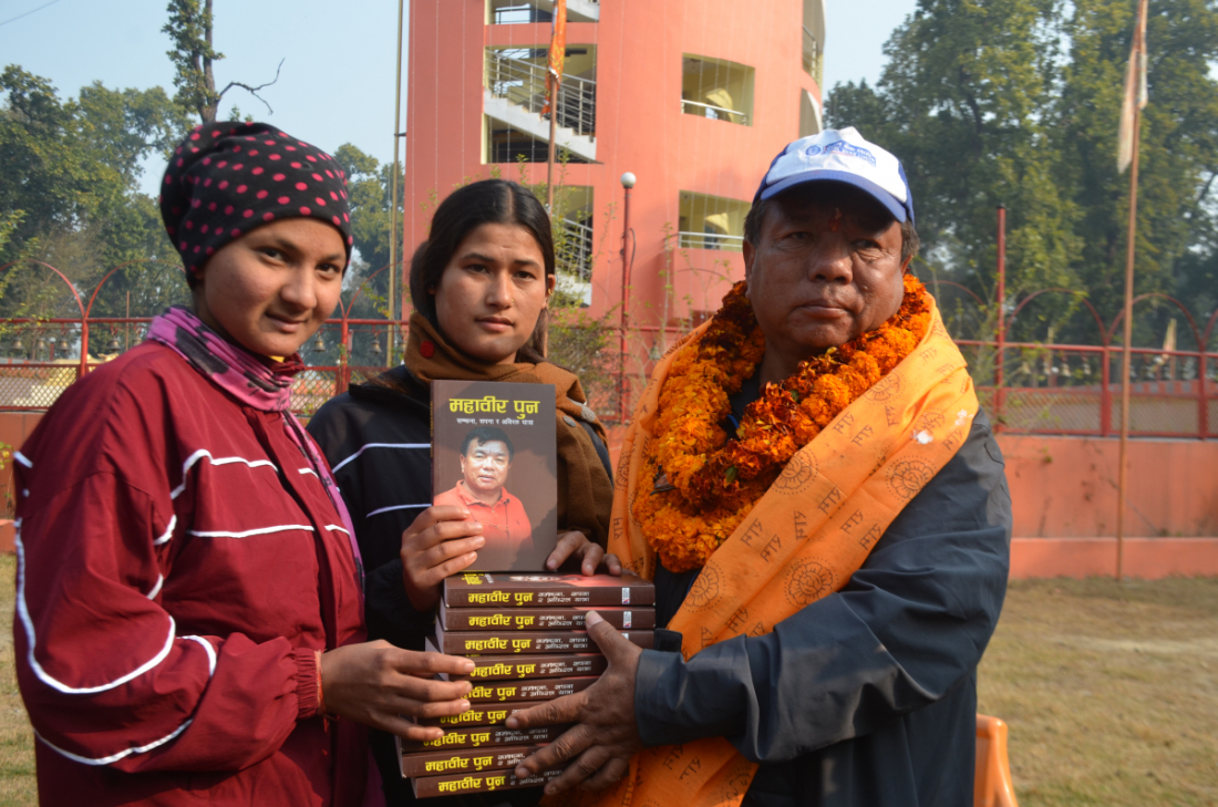 धनगढी ः महावीर पुन किताब बिक्री गर्नका लागि धनगढी पुगेका छन्। 