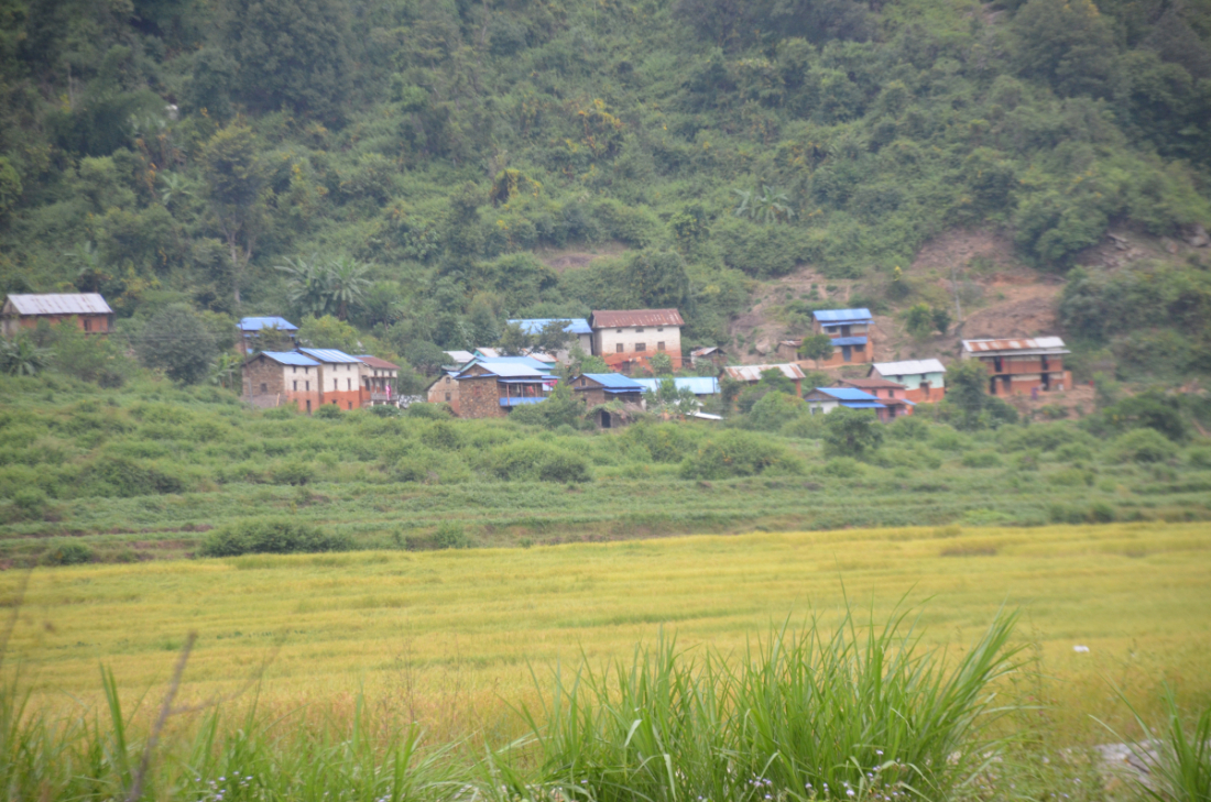धानका फाँट र कलकल बग्ने कर्नाली नदीसहितको वरिपरिको प्राकृतिक दृश्यावलोकनले त्यहाँ पुग्ने जोसुकैलाई पनि आनन्दको अनुभूति गराउँछ।