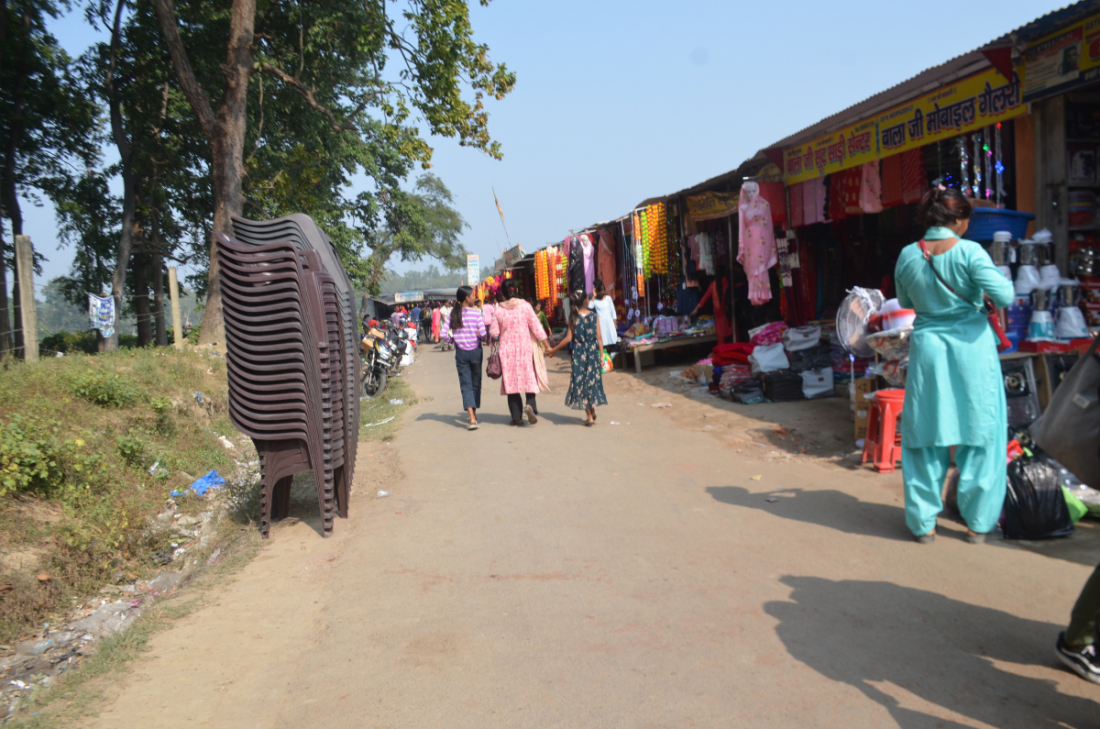 नेपाली ग्राहका लागि सञ्चालन गरिएको भारतीय बजार वनगाउँबाट प्लास्टिकका माला नेपाल भित्रिने गरेका छन्। गौरफन्टाबाट पनि प्लास्टिकका माला नेपाल भित्रिने गरेका छन्। सीमा क्षेत्रमा रहेका नेपाली सुरक्षाकर्मीले प्लास्टिकका मालामा कडाइ गरेको देखिएन।