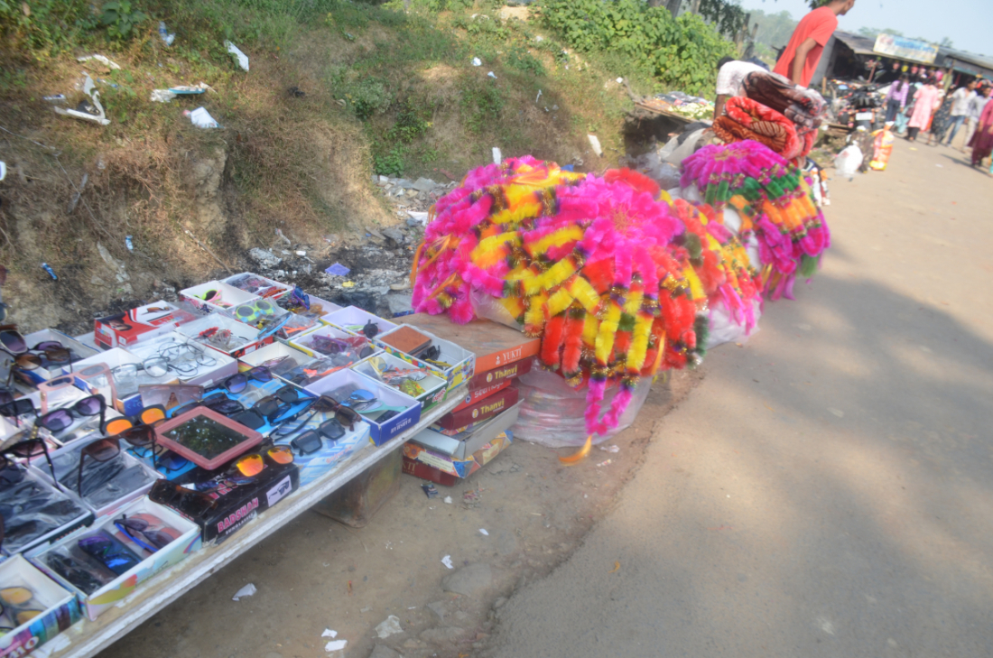  तिहारको मिति नजिएसँग व्यापारीहरूले प्लास्टिकका माला बिक्री गर्न थालेका हुन्। 