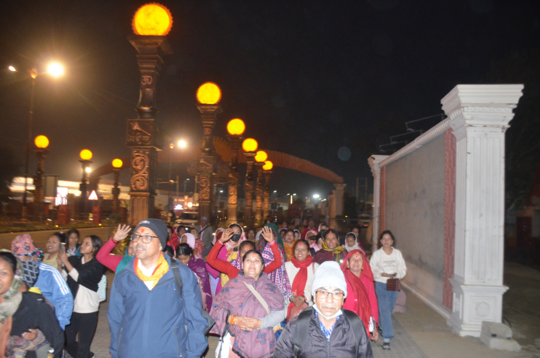   अयोध्या क्षेत्रका सडकहरूमा श्रीरामसँग जोडिएका विभिन्न कलात्मक तस्विरहरू भित्तामा कुदिएका छन्। 