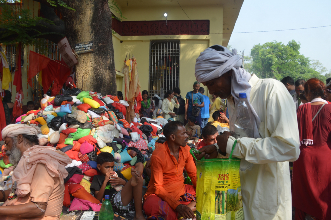  उनीहरूले उत्पादन गरेको अन्न मन्दिरमा चढाउने गरेका छन्। 