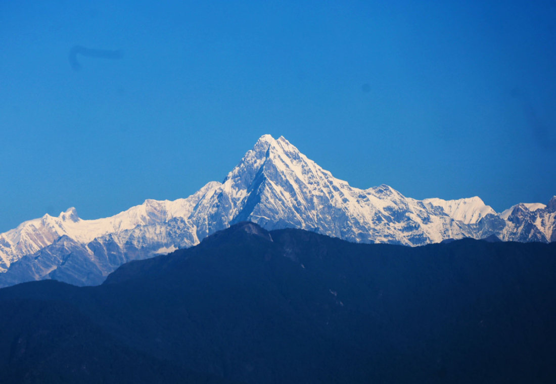 मौसम खुलेको बेला लमजुङको मध्यनेपाल नगरपालिका–१० नेटाबाट बुधबार बिहान देखिएको माछापुच्छ्रे  हिमशृङ्खला । 