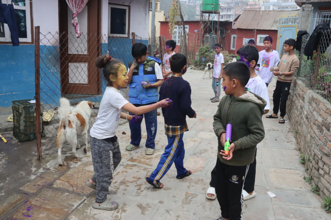 रङ लगाई रमाउँदै बालबालिका