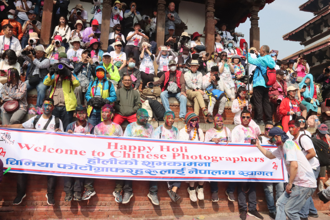 राष्ट्रिय फोटो पत्रकार समूहका फोटो पत्रकार र चीनबाट आएका फोटोग्राफर आज रङहरुको पर्व होली खेलेपछि विश्व सम्पदा सूचीमा सूचीकृत काठमाडौँको बसन्तपुर दरबार क्षेत्रस्थित बसन्तपुर डबलीमा सामुहिक तस्बिरमा।