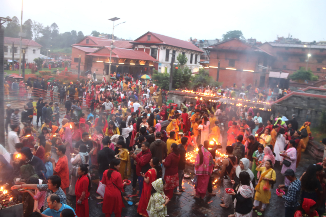 काठमाडौंको पशुपतिनाथ मन्दिरमा साउन महिनाको अन्तिम सोमबार बिहान पूजाअर्चनाका लागि आएका भक्तजन बत्ती बाल्दै।