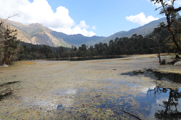  बाह्र बण्ड, अठार खण्डका नामले परिचित यो क्षेत्रमा १२ वटा ताल र १८ वठा चौर छन्।