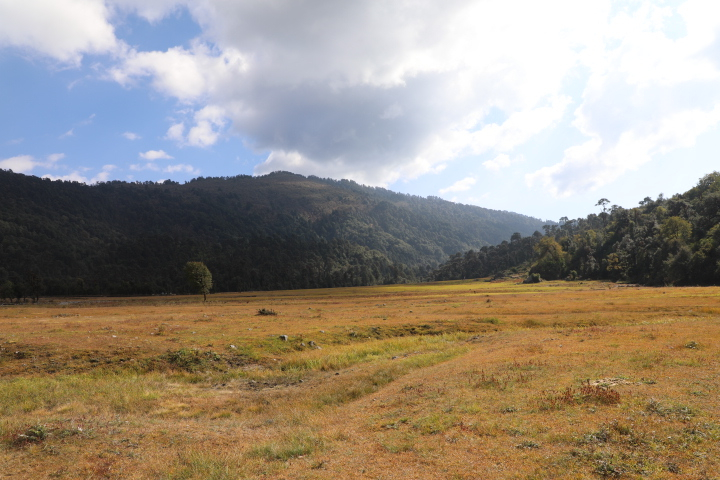 ताल भन्दा केहि परपट्टी ठुला चउर छन। जून अठार खण्डका नामले प्रख्यात छन।