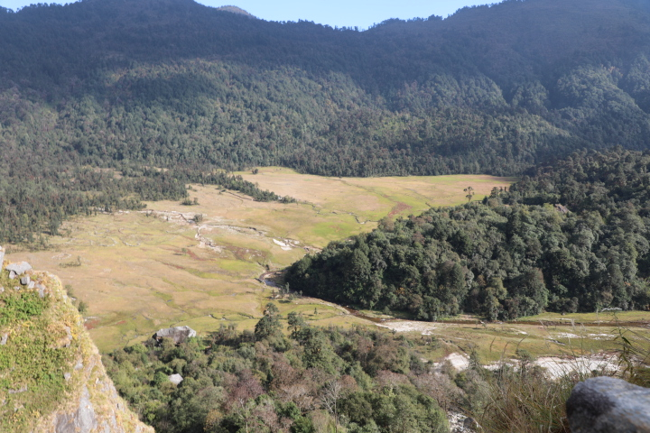  जसको बिच भएर कैलाश खोला बग्दछ।