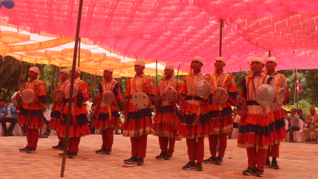 छलिया नृत्य प्रस्तुत गर्दै प्रहरी जवानहरू