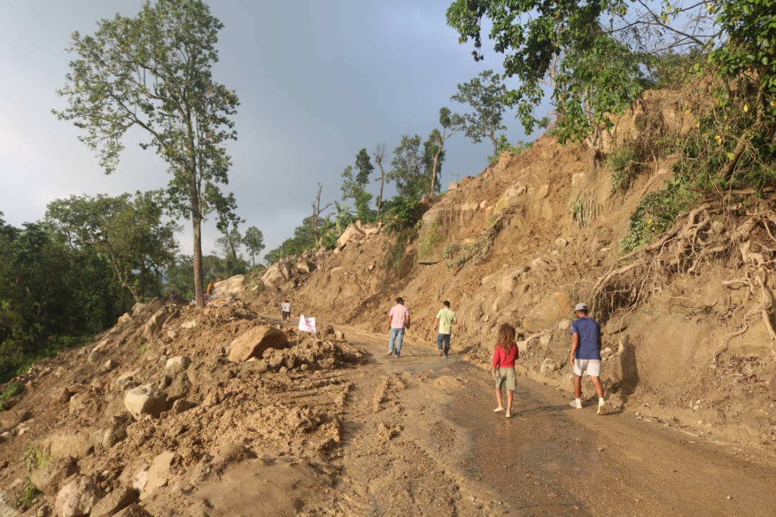 राजमार्गको बुढीतोलामा चार सय मिटर सडकमा पहिरो गएको छ।