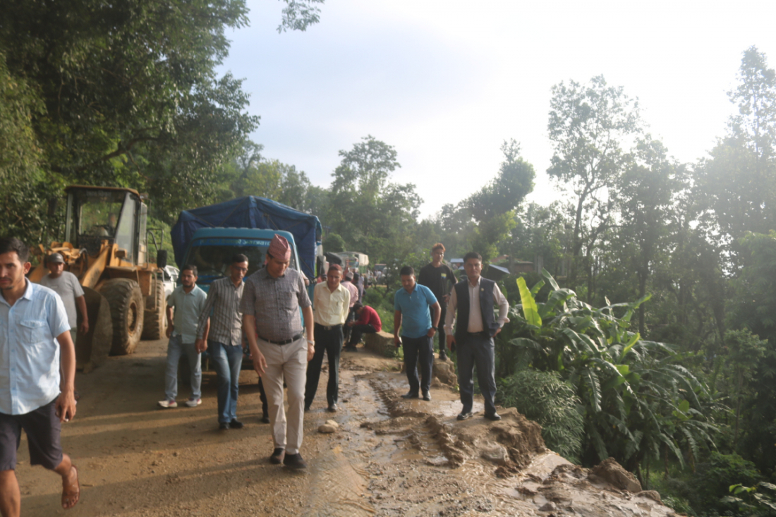 साउन २२ गते परेको पानीले सडक भत्किने गरी पहिरो गएको हो।