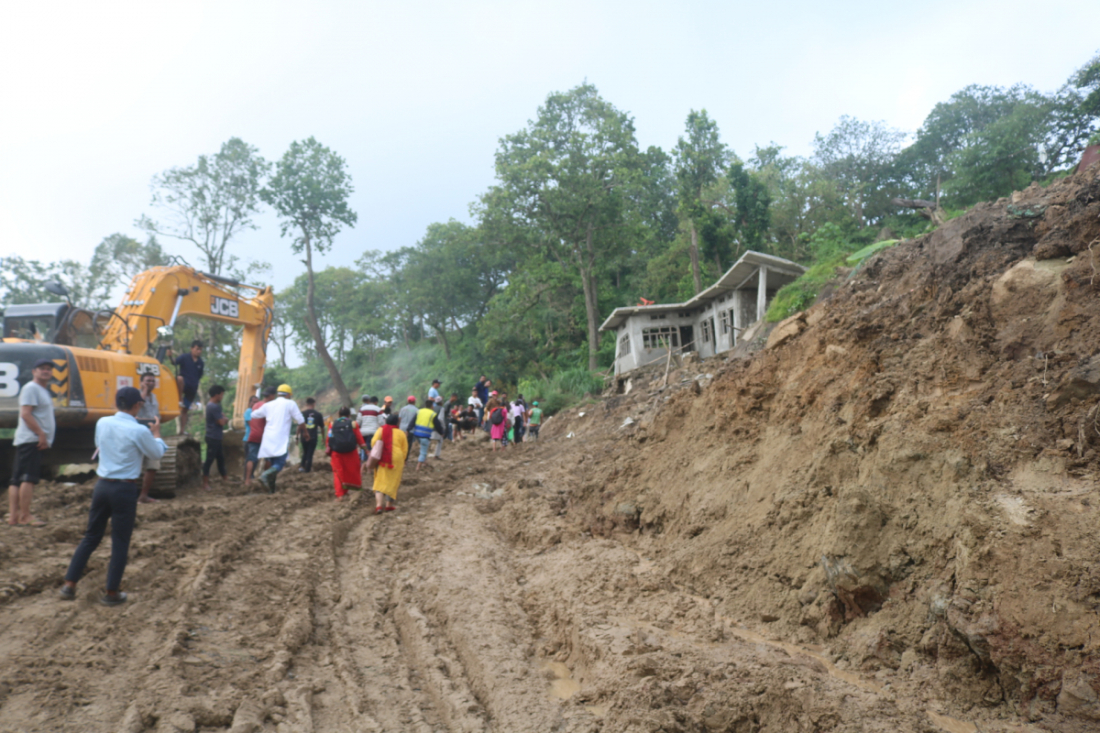 बुढीतोलामा दीर्घकालसम्म समस्या हुने गरी पहिरो गएको छ।