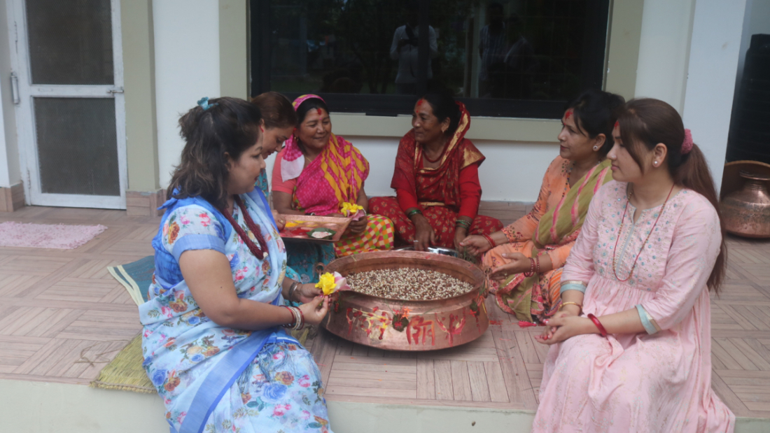 विरुडा पञ्चमीको दिन देउवा पत्नी डाक्टर आरजु राणा  देउवाले पञ्च विरुडा भिजाएकी हुन्।