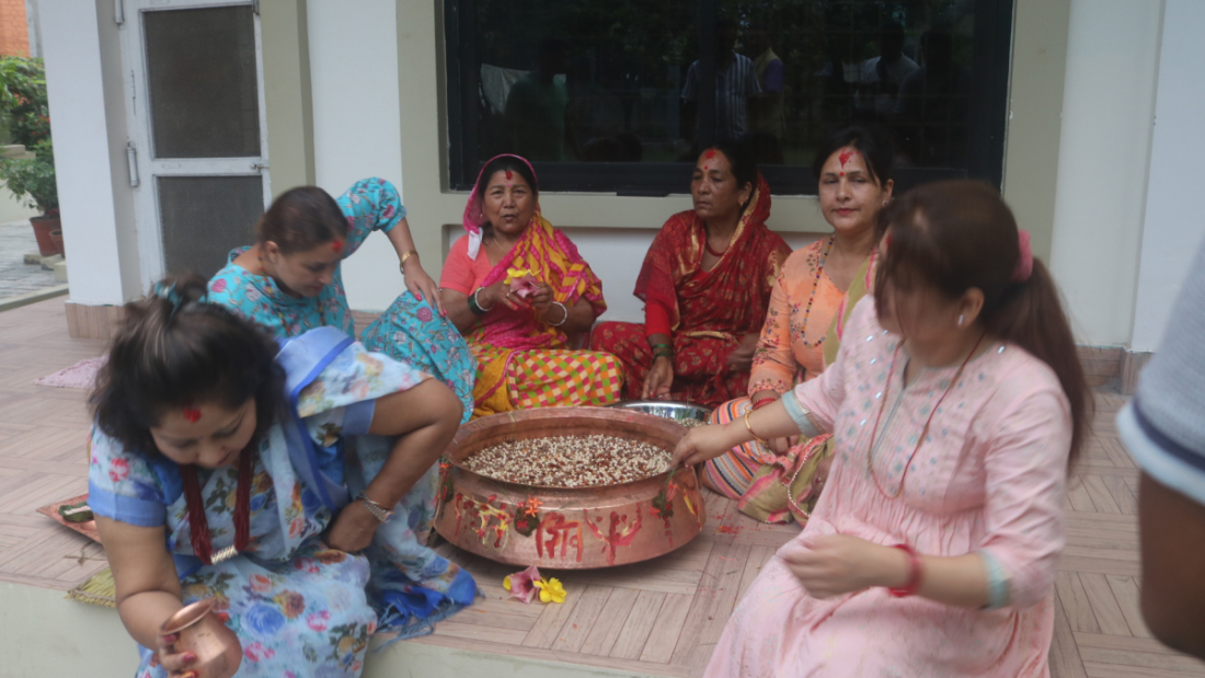 गौरा ल्याउन देउवा पत्नी डाक्टर आरजु राणा देउवासहित परिवारका अन्य महिलाले विरुडा पुजन गर्दै भिजाएका हुन्।