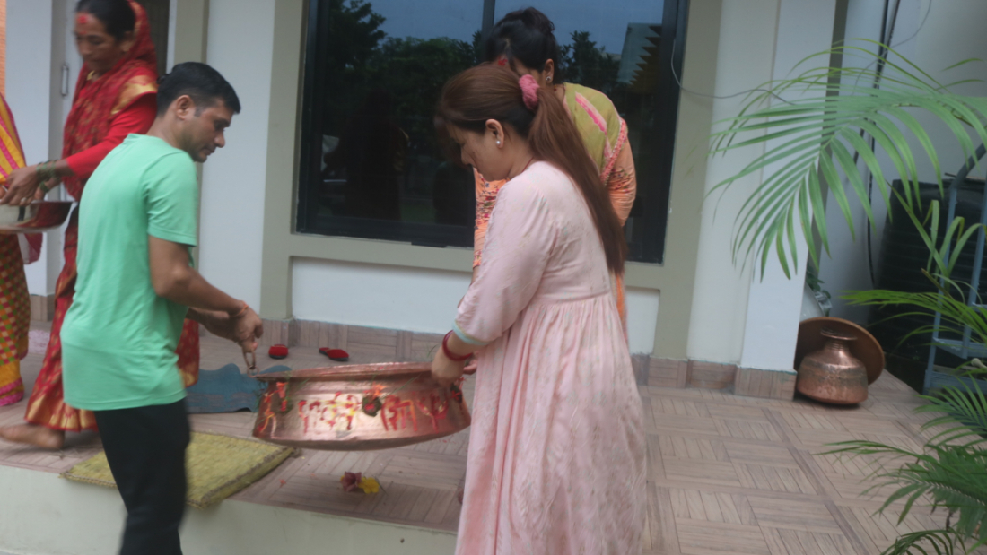 डडेल्धुरामा छँदा पनि देउवा निवासमा गौरा ल्याइने भएकाले धनगढीमा पनि ल्याउन थालिएको हो।