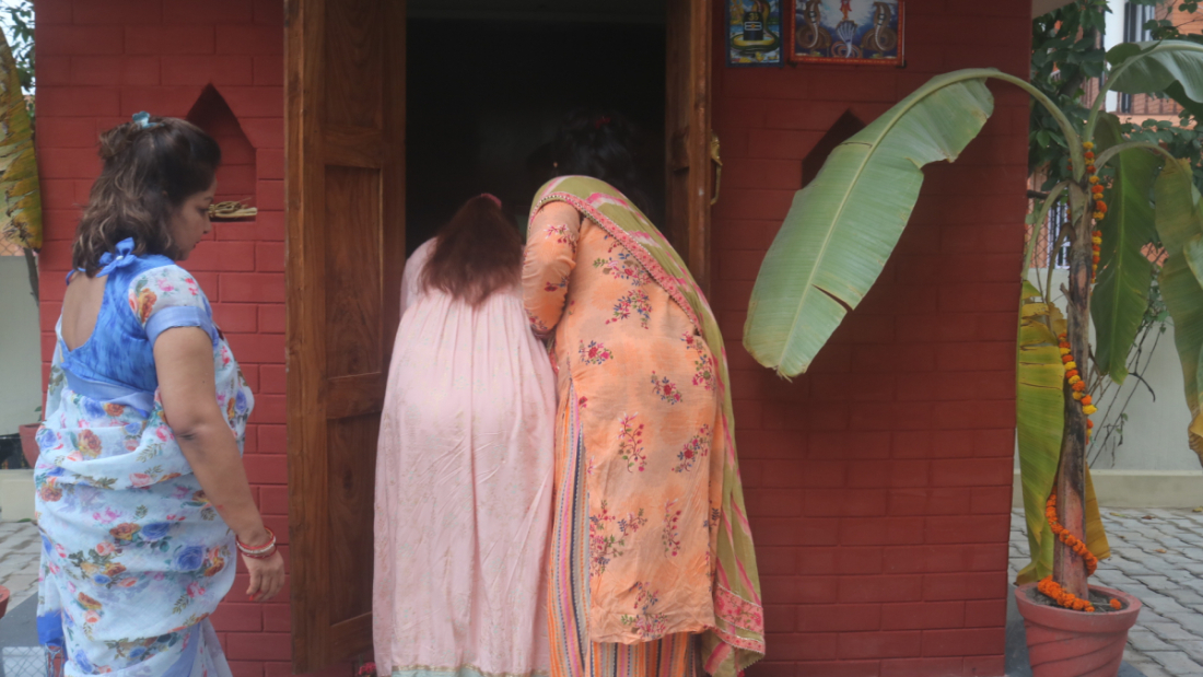 गौरा मन्दिरमा भिजाएको विरुडा राखिदै।