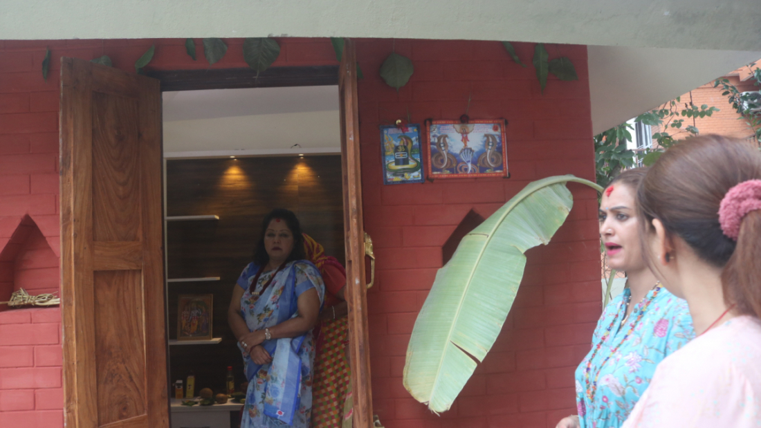 अष्टमीको दिन अठवालीमा गौरा पूजा गर्न अठवाली फाग गाउँदै गौरा र महेश्वरको पूजा गर्ने चलन छ।