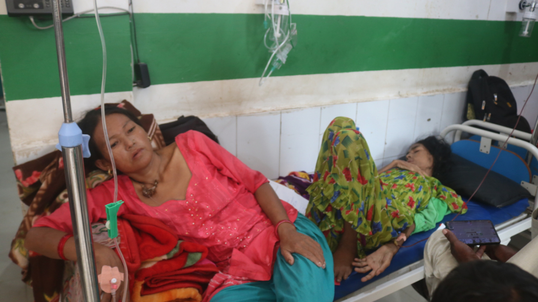 सेतीको आकस्मिक कक्षमा एक शय्यामा तीन जना बिरामी राखेर उपचार गर्नुपर्ने अवस्था छ।