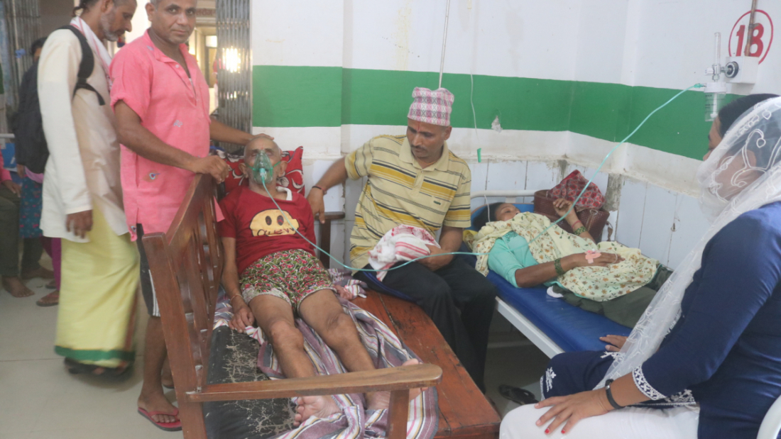 शय्या नपाएर बेञ्चमा बिरामीलाई राख्ने गरिन्छ।