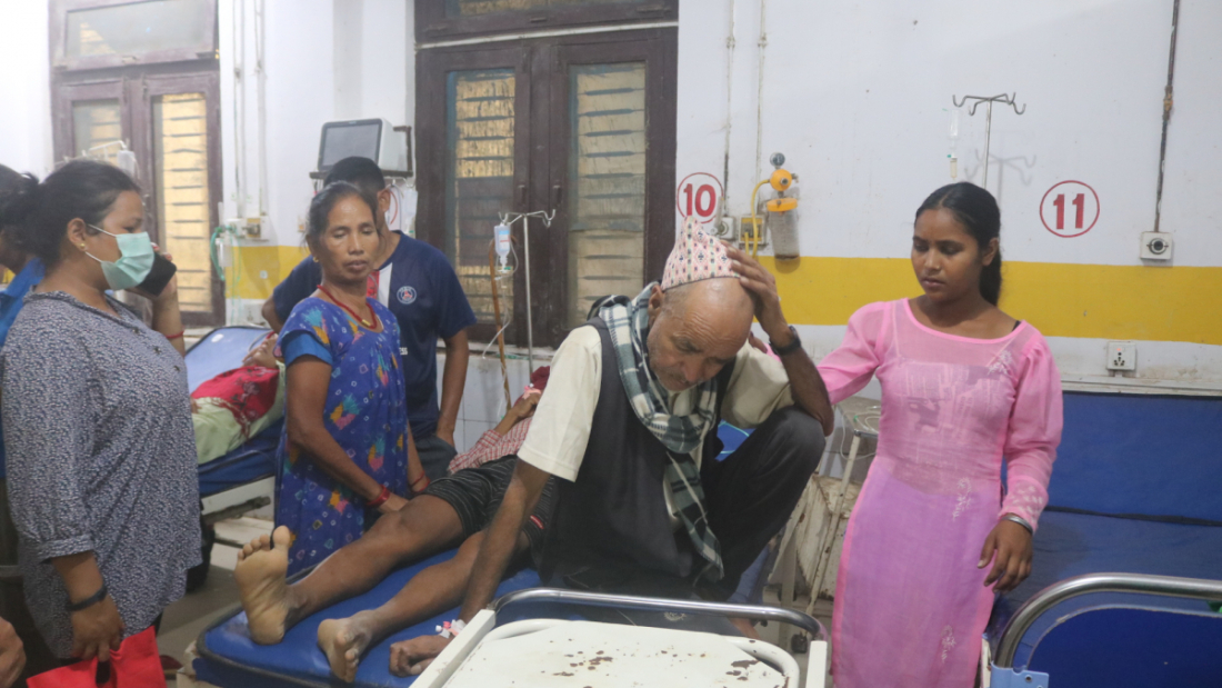 आकस्मिक कक्ष सानो हुँदा बिरामीकफ उपचार प्रभावित हुने गरेको छ।