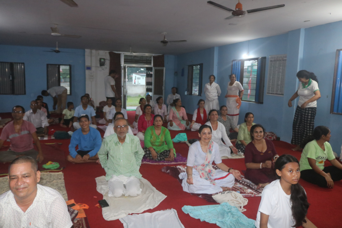 योगाभ्यास गर्दै प्रशिक्षार्थीहरू।