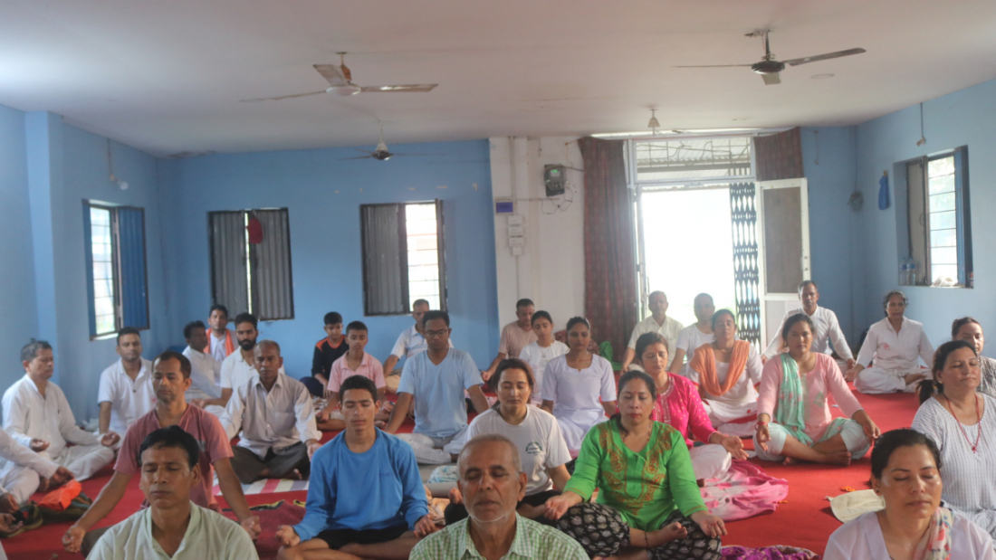 ध्यान मुद्राको अभ्यास गर्दै।