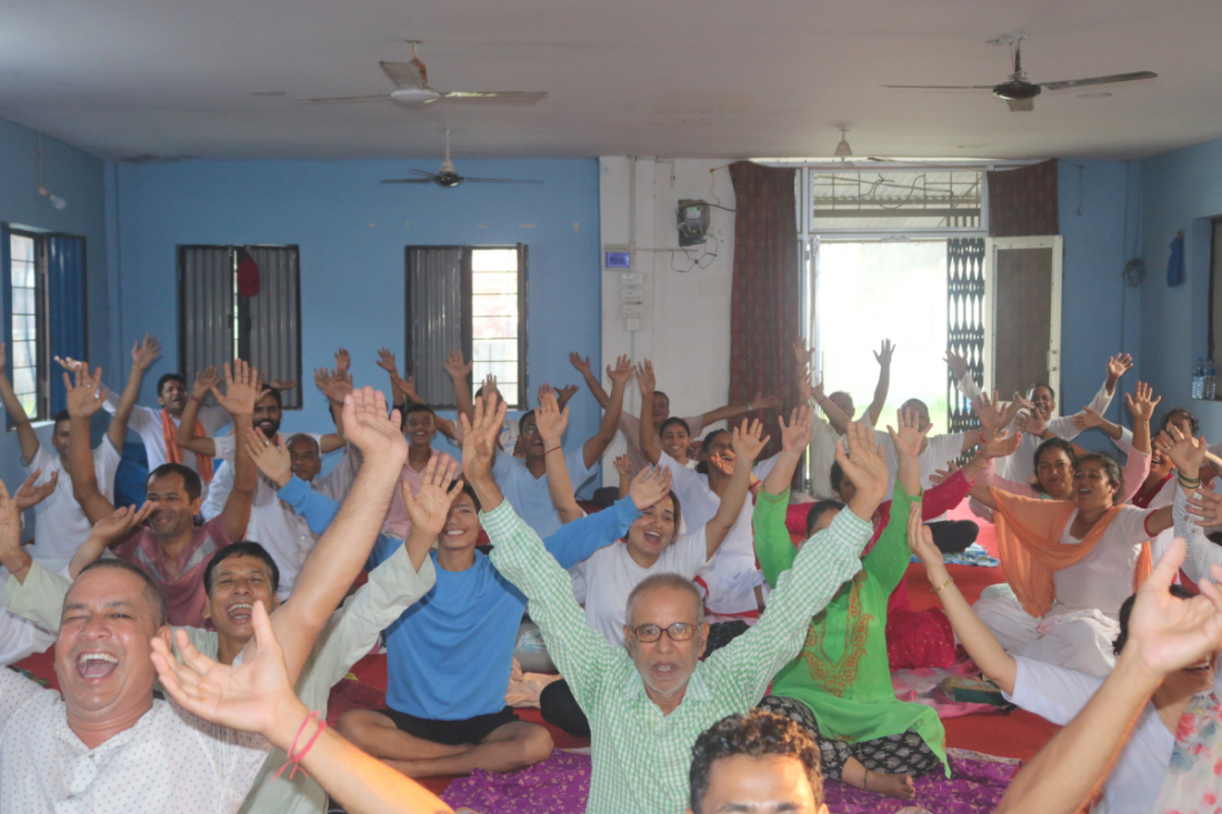 हास्यासनको अभ्यास गर्दै प्रशिक्षार्थीहरू।