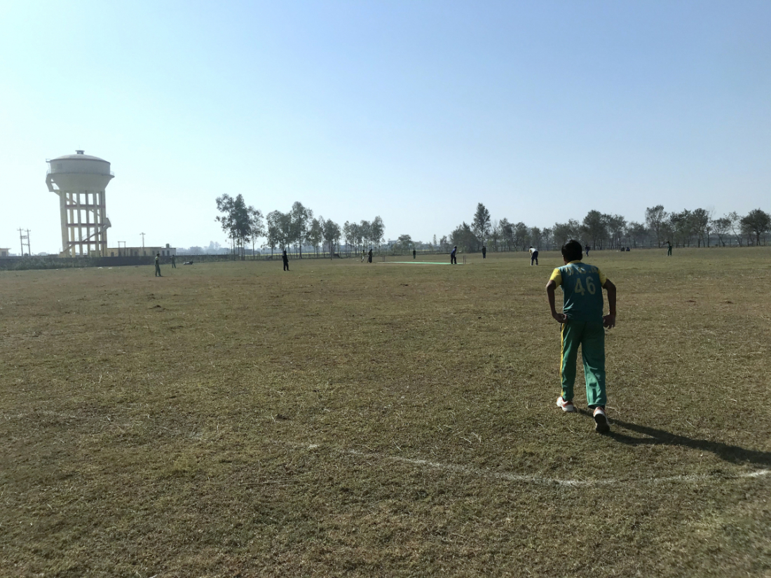 अर्कोतिर धनगढी क्रिकेट एकेडेमीका किशोरहरू क्रिकेट म्याचमा व्यस्त थिए।