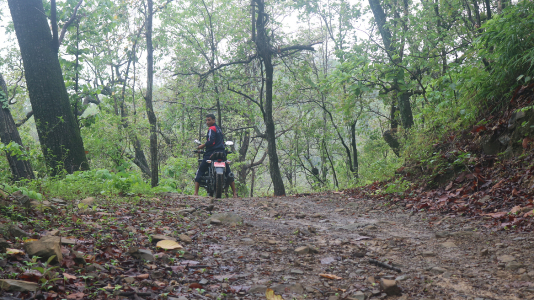 तालसम्म जाने सडक, आधा बाटो कालोपत्र छ भने आधा जति कच्ची छ। केही मिनेट पैदल हिँड्नु पर्छ।