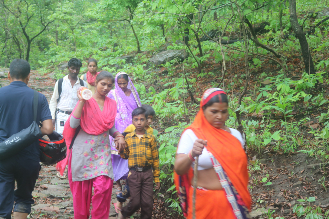 भारतीय भक्तजन पूर्णागिरी, सिद्ध बाबा धामको दर्शन गरेपछि झिलमिला तालको दर्शन गर्न जान्छन्। तालको जल भरेर लग्ने गर्छन्।