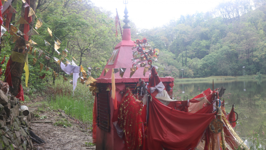 यो तालमा देवीदेवता नुहाउन आउने विश्वास गरिन्छ। बिहान ५ बजेपछि मात्रै ताल क्षेत्रमा मानिस जान पाउने नियम छ।