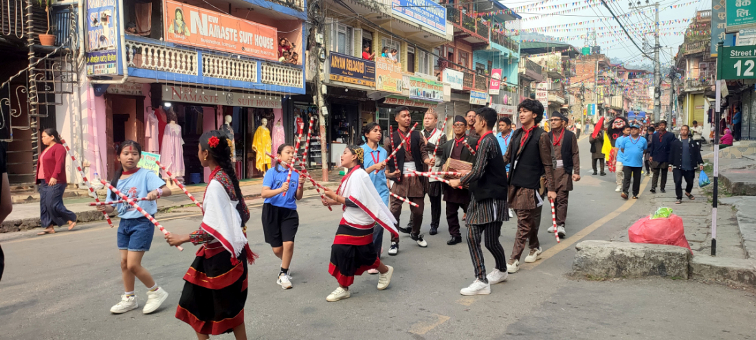 नेपाल सम्वत् ११४५ को अवसरमा शनिबार बेँसीसहर बजारमा नेवाः खल लमजुङद्वारा आयोजित र्‍यालीमा नेवार संस्कृतिसँग आधारित टाकटुके नाच्दै