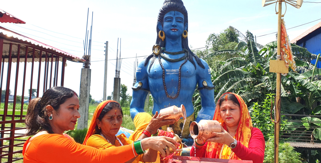 मोरङको सुन्दरहरैँचा नगरपालिका सलकपुरस्थित नागदेवी मन्दिरमा साउनको अन्तिम सोमबार भगवान् शिवको पूजा आराधना गरि जल चढाउँदै भक्तजन। 