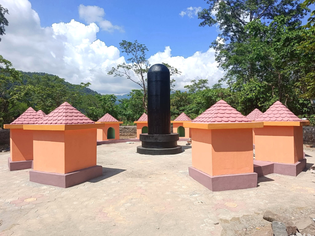 कैलालीको गोदावरी नगरपालिका–४ बन्देगडास्थित मष्टाधाममा निर्माण गरिएका १२ वटा मष्टाका मन्दिर र मष्टा शिला। पछिल्लो समय यो धाम धार्मिक तथा पर्यटकीय क्षेत्रको रुपमा विकास हुँदै गएको छ। 