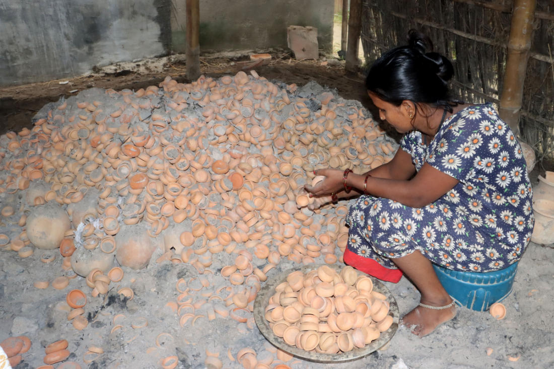 भट्टीमा पोलेको माटाको दियो लिकालिँदै।