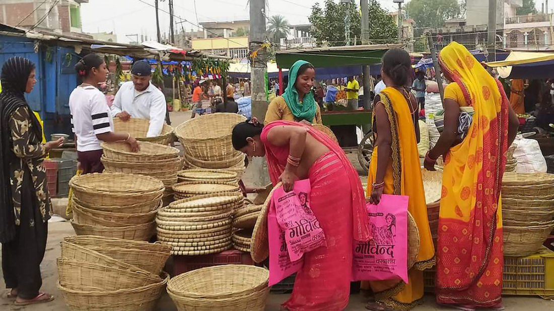 छठ पूजाका लागि आवश्यक पर्ने बासको चोयाबाट निर्मित नाङ्लो, ढकिया, डालोलगायत सामग्री किनमेल गर्दै सर्वसाधारण। 