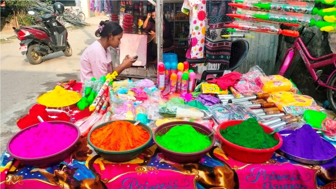 बिक्रीकालागि राखिएको होलीको सामग्री