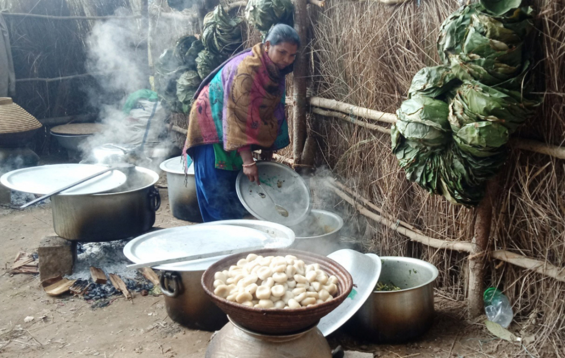कञ्चनपुरको शुक्लाफाँटा नगरपालिका– ९ का थारु समुदायका महिला माघीका अवसरमा ढिक्री पकाउँदै। चाड पर्वका अवसरमा थारु समुदायले ढिक्री बनाउने गर्दछन्।